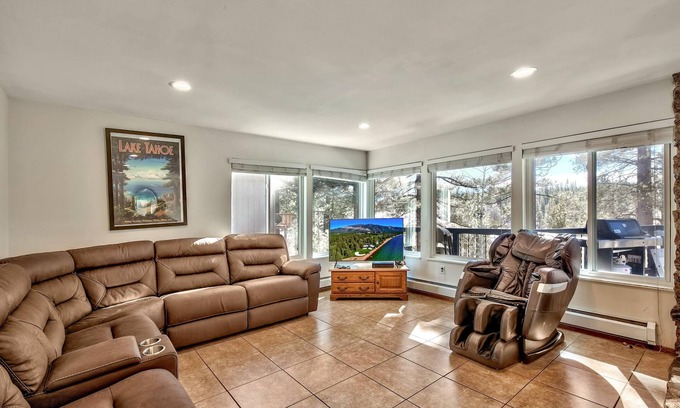 Black Bart Cabin | 7 Bedroom Tahoe Cabin, Pool Table, game room, minutes from Heavenly and Casinos