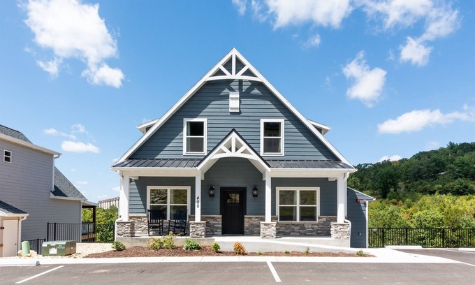 Table Rock House | 7 Bedroom w/Hot Tub- Indoor/Outdoor Community Pool