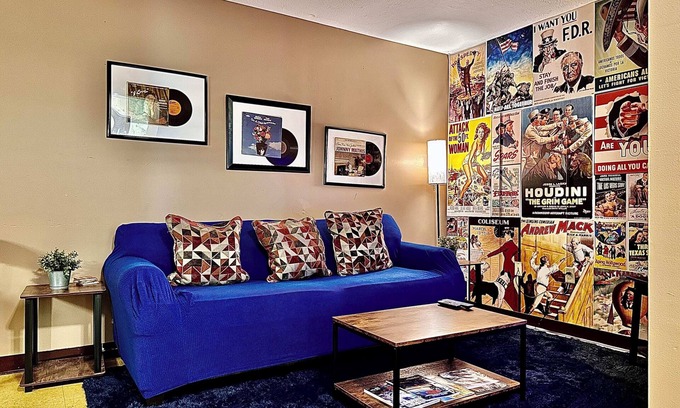 Downtown Pittsburgh Apartment | 7 Beds! Explore downtown Pittsburgh | Large Groups