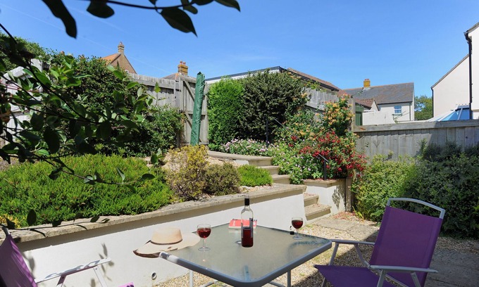 Charmouth House | 7 DOUBLE COMMON, family friendly, with a garden in Charmouth