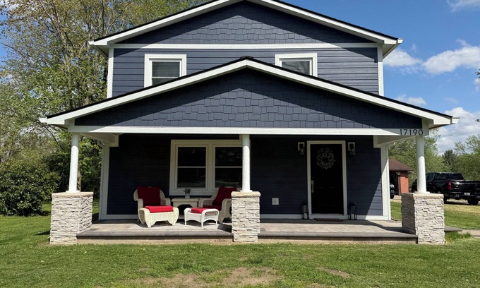 Noblesville House | 7 mi to Grand Park, 1 mi to Mustard Seed, 5 min to downtown Noblesville!