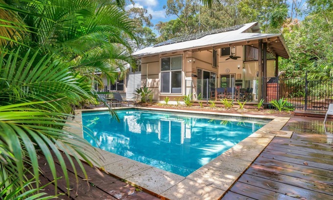 Rainbow Beach House | 7 Naiad Court - Rainbow Shores. Swimming Pool and Walk To Beach. Aircon. Wi-Fi.
