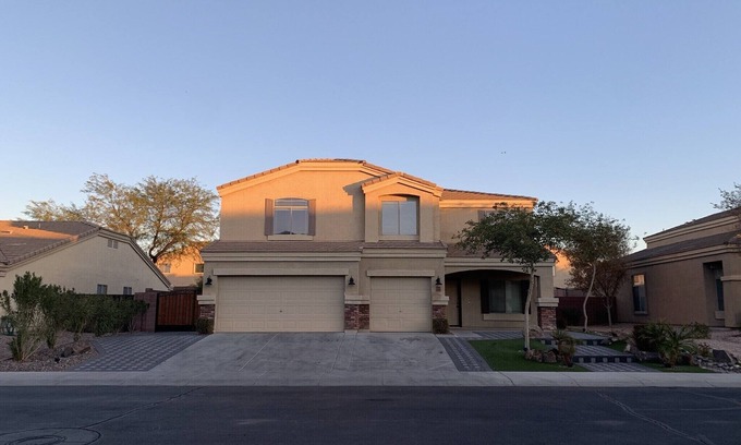 Sundance House | 7 rooms, 7 car parking, 7 min to freeway.