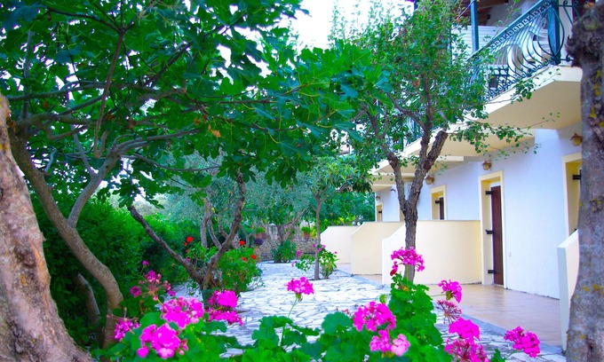 Neromilos Apartment | 7 Seaview Studios 150 meters from the Sea + 6000 sq.m2 garden (14 to 19 persons)
