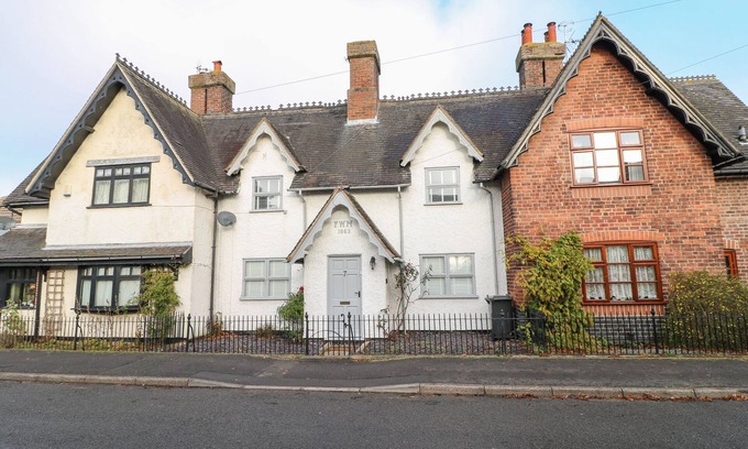 West Hallam Cottage | 7 THE VILLAGE, character holiday cottage in Stanley, Derbyshire
