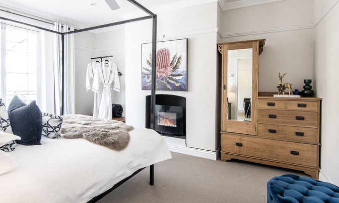 Central Mudgee Apartment | 70 On Mortimer “The Waratah Room” is a self contained 1 bedroom unit