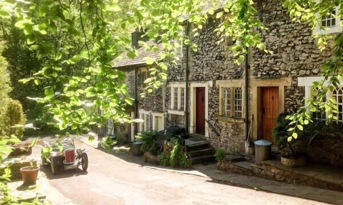 Litton Cottage | 73 RAVENSDALE COTTAGES, romantic, with open fire in Cressbrook