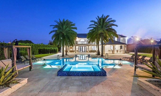 Sunset House | 7BR Villa sleeps 16/Pool, Jacuzzi, Pickleball