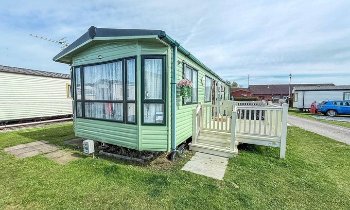 Louth House | 8 berth caravan with WiFi at Sunnydale Park in Skegness ref 35220KC