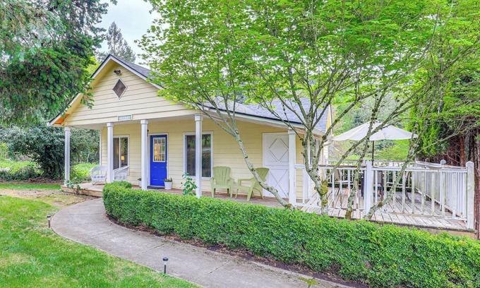 Carver Cottage | 8 Mi to Columbia River Gorge: Cottage w/Deck!