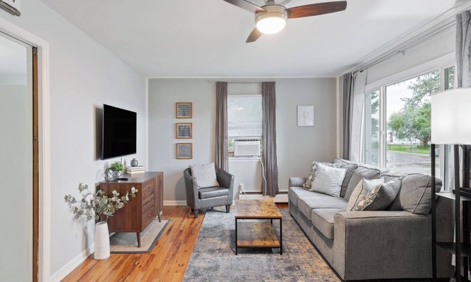 Cheyenne House | 8 mins to CFD 4Bdrm - 2Bath - 5Beds Full Duplex - 2 Kitchen's - 2 Living Room's