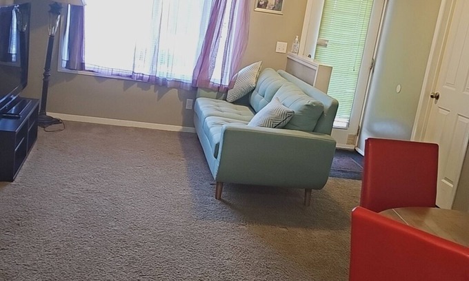 Panorama Hills House | 8 minutes to Airport Spacious suite close to Amenities. 20 mins to Downtown