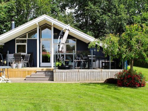 Pøt Strandby House | 8 person holiday home in Juelsminde-By Traum