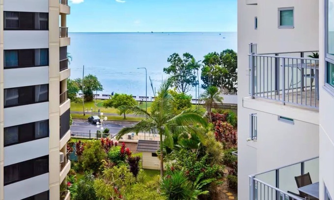 Cairns Central Business District Apartment | '81' Exclusive 1Bdrm Apartment w/Carpark