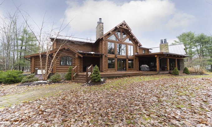 Greentown House | 9,000 Sq Ft Authentic Log Home 2 miles from Lake Wallenpaupack –Sleeps 20