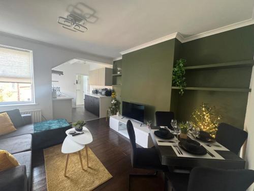 Newcastle-upon-Tyne Apartment | 9 Guests - Free Parking - Cozy 3 Bedrooms