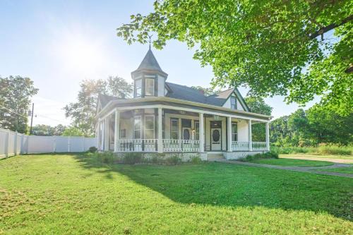 Waverly House | 9 Mi to Kentucky Lake Spacious Victorian Home!