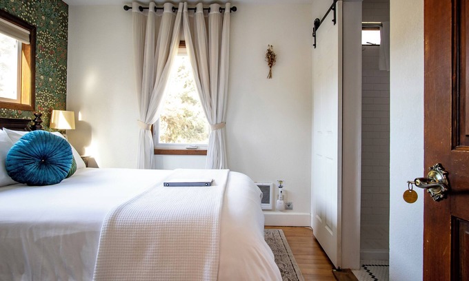 Packwood Apartment | #9 Wonderland Trail Suite 18+ Private Bath