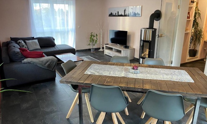Suedwest Apartment | 90 qm Wohnung, Klima in den Schlafzimmern, 3 Zimmer, Balkon & große Küche - In Seenähe, schnell in der Stadt