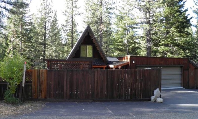 North Upper Truckee House | 916 Kiowa Romantic Cabin