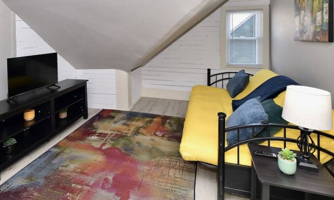 Fountain Square House | 927 1/2 E Morris St · DT Indy Location Near Conventions | FREE Parking