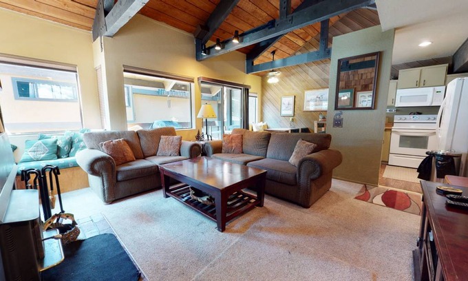 Majestic Pines Condo | 97 m² Condo ∙ 1 bedroom ∙ 6 guests
