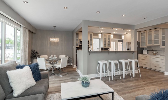 Tuxedo Apartment | (A+496)River Heights Area+ Spacious & Cozy 2 Bdr+Parking