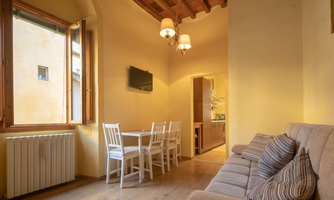 Oltrarno Apartment | A beautiful apartment a stone's throw from Piazza Pitti by Mmega