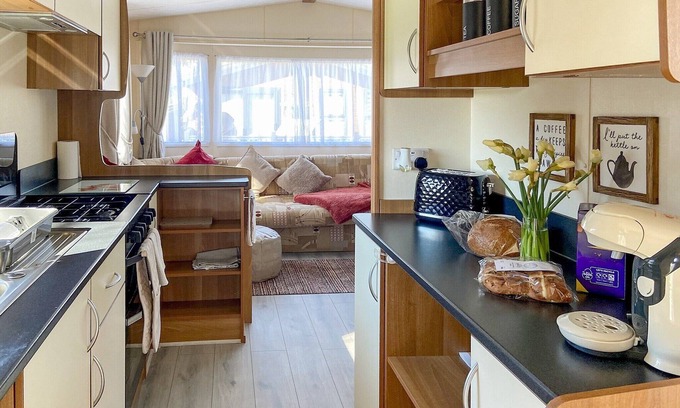 Barnoldswick Cottage | A beautiful two bedroomed van situated on the popular holiday park in Sandown on the Isle of Wight.
