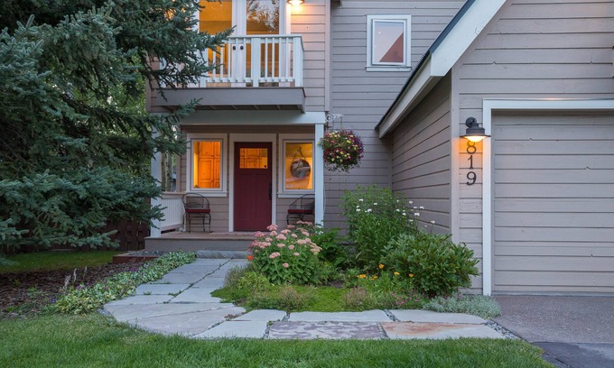 Crested Butte House | A Belle With a View - Luxury Four Bedroom + Loft in Town with Hot Tub