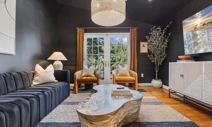 Southwest Quadrant House | A Bold and Relaxing Old Town Xcape