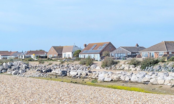 Pagham Cottage | A bungalow that sleeps 10 guests in 3 bedrooms