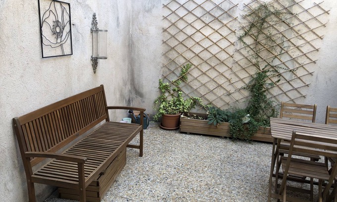 Quartier Administrations House | A calm cosy townhouse with private courtyard - 5 mins from arena