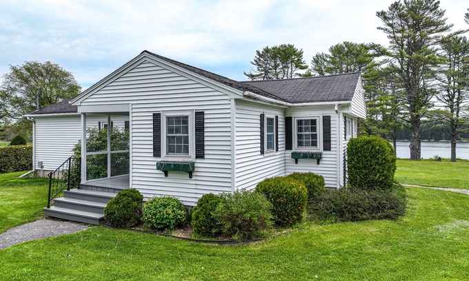 Waldoboro House | A Charming Getaway with Stunning Views and Modern Conveniences