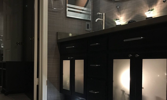 Crocker Apartment | A Cool Stay 6 Beds & 2 sofa sleepers - upper level + Spa Jacuzzi