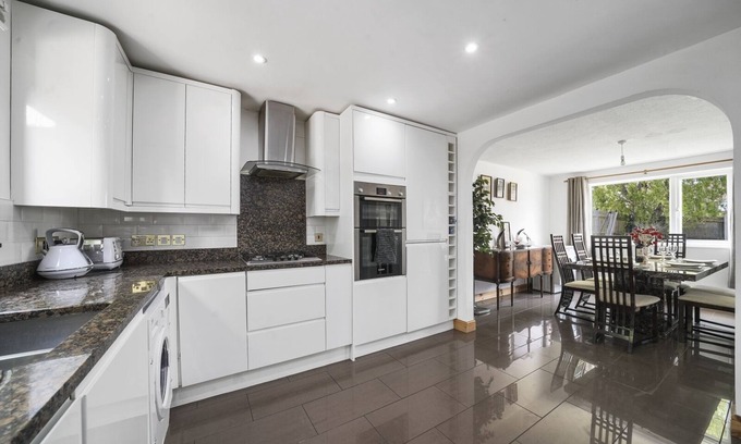 Larkfield House | A cosy apartment in the middle of Kent. Easy reach by Train/railway line