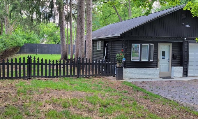 Sharon Heights House | A Couple's Urban Get-A-Way Bungalow Under The Pines