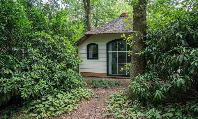 Ermelo House | A cozy farmhouse-style cottage in a wooded area with plenty of privacy. Want to get away from it all and enjoy nature? This is possible in this comfortable 4-person accommodation at the Heivlinder near the Speulder Forest and the moors of Ermelo!