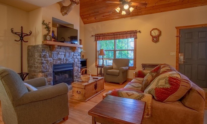Reeds Spring Cabin | A Cozy Pet Friendly 1 bedroom, 1 bath lodge at Stonebridge Resort!