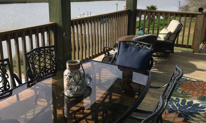Cedar Lane House | A Day on the Bay Lodging on Caney Creek in Sargent Texas