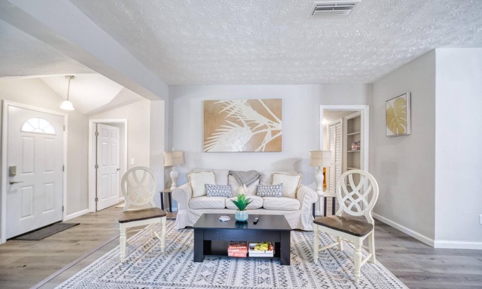 Jacksonville House | ~[A] Doze'n D'luxe Sleeps 12 Krispy Kreme~