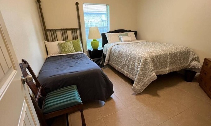 Tyler Apartment | A Duplex "Emerald" nearby Hospitals, TJC, Nurses, Work Crews