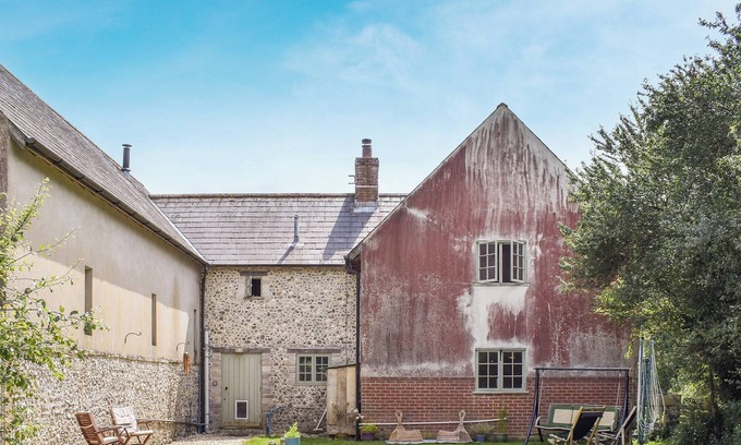 Cerne Abbas Cottage | A fabulously cosy farmhouse just a short walk from the famous Cerne Abbas Giant.