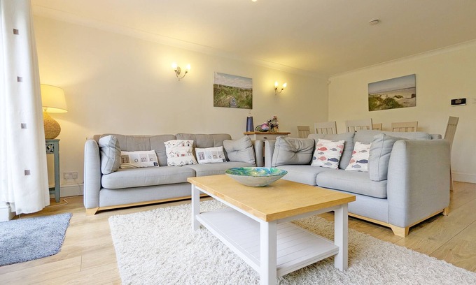 West Wittering Cottage | A family house that sleeps 5 guests in 3 bedrooms