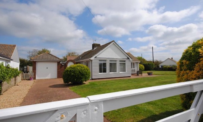 East Wittering Cottage | A family house that sleeps 6 guests in 3 bedrooms