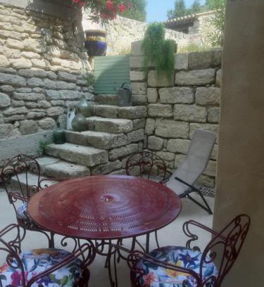 Uzes Apartment | A fleur de rue appartement climatisé Uzès centre