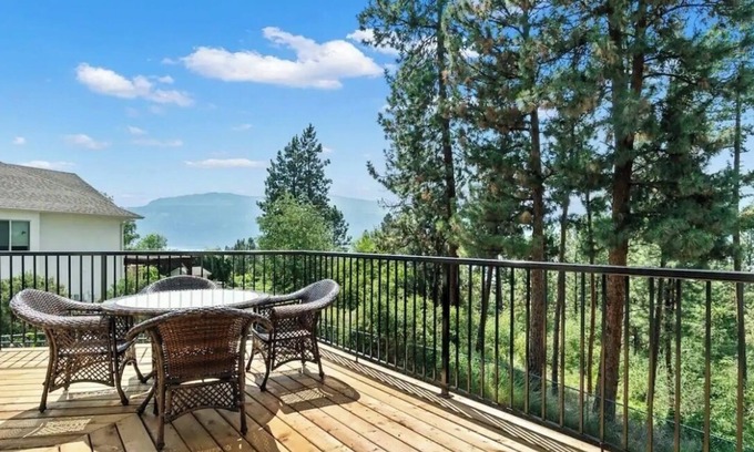 Central Okanagan House | A frame 4BD house/ Carrs Landing