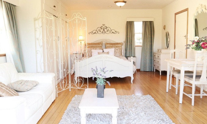 Richmond Apartment | A French style boutique guesthouse set in a large garden with a spa and pool.