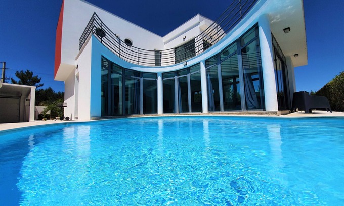 Quinta do Anjo Villa | A great villa with a private pool and a marvelous view to a castle