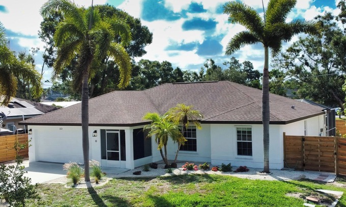 South Venice House | A Hidden Treasure - Minutes Away from Beach w/Pool
